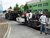 Walzasphalteinbau in Gräben nach Tiefbauarbeiten